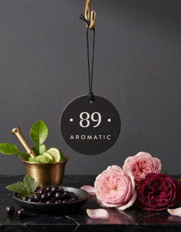 Aromatic89 Závěsná papírová vůně do auta - By Design