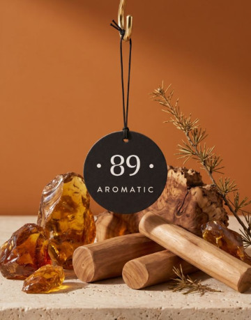 Aromatic89 Závěsná papírová vůně do auta - Amber Dust