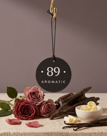 Aromatic89 Závěsná papírová vůně do auta - Satin Touch