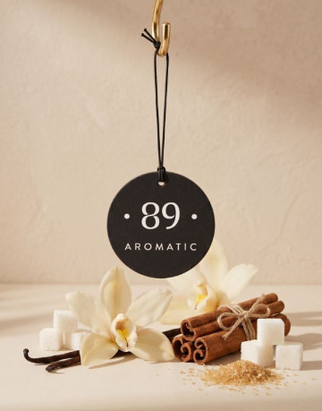 Aromatic89 Závěsná papírová vůně do auta - Amira